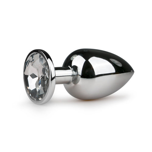 Zilverkleurige metalen buttplug met transparant kristal, perfect voor avontuurlijke speeltijd met sex artikelen.